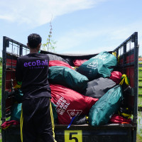 Clean Bali worker loading waste 1